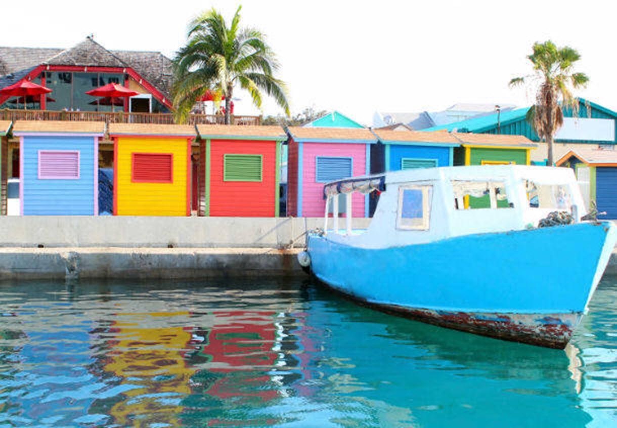 Courtyard By Marriott Nassau Downtown/Junkanoo Beach Exterior photo