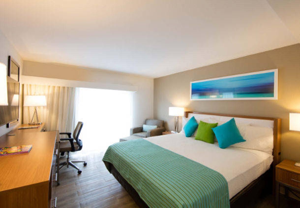 Courtyard By Marriott Nassau Downtown/Junkanoo Beach Exterior photo