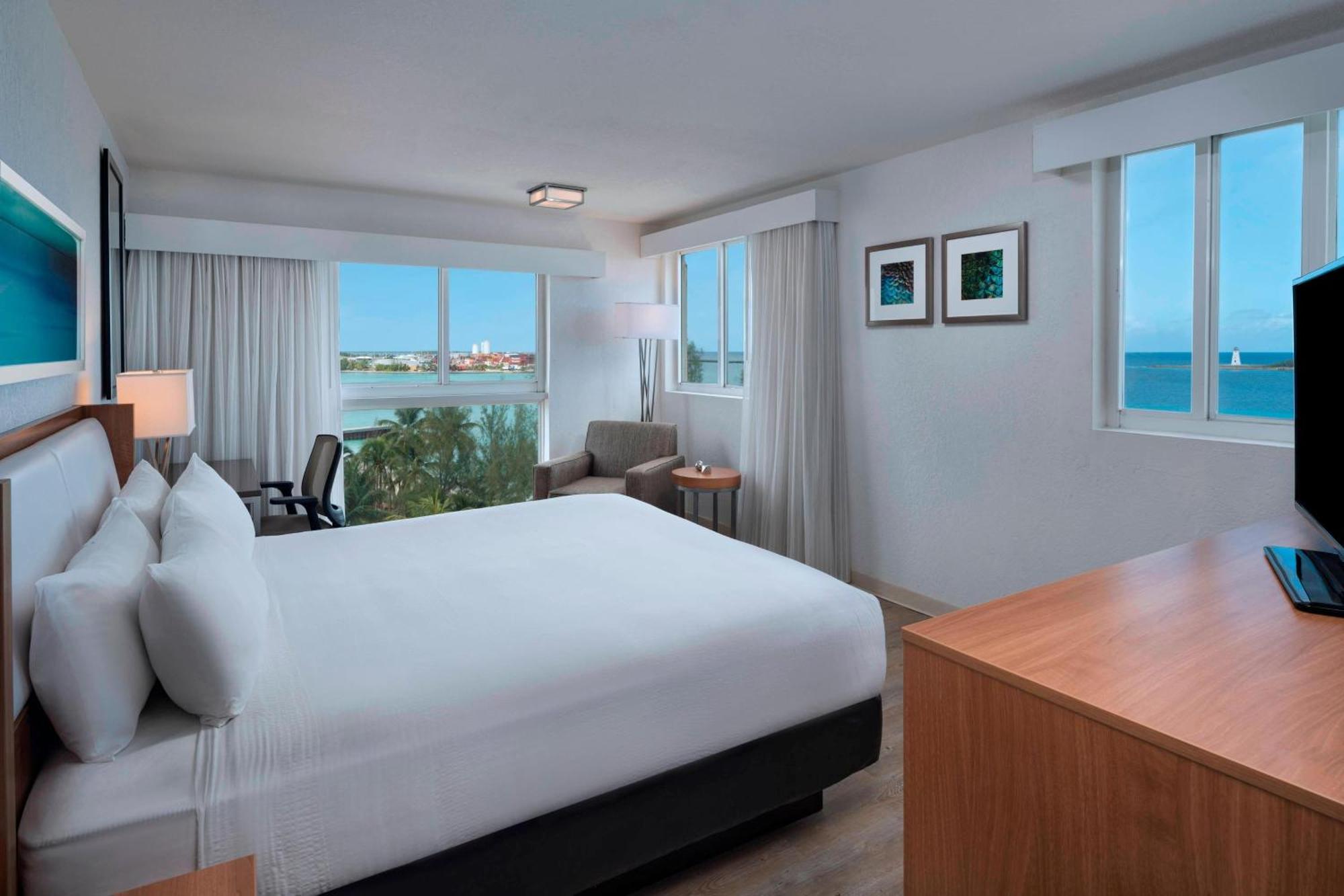 Courtyard By Marriott Nassau Downtown/Junkanoo Beach Exterior photo