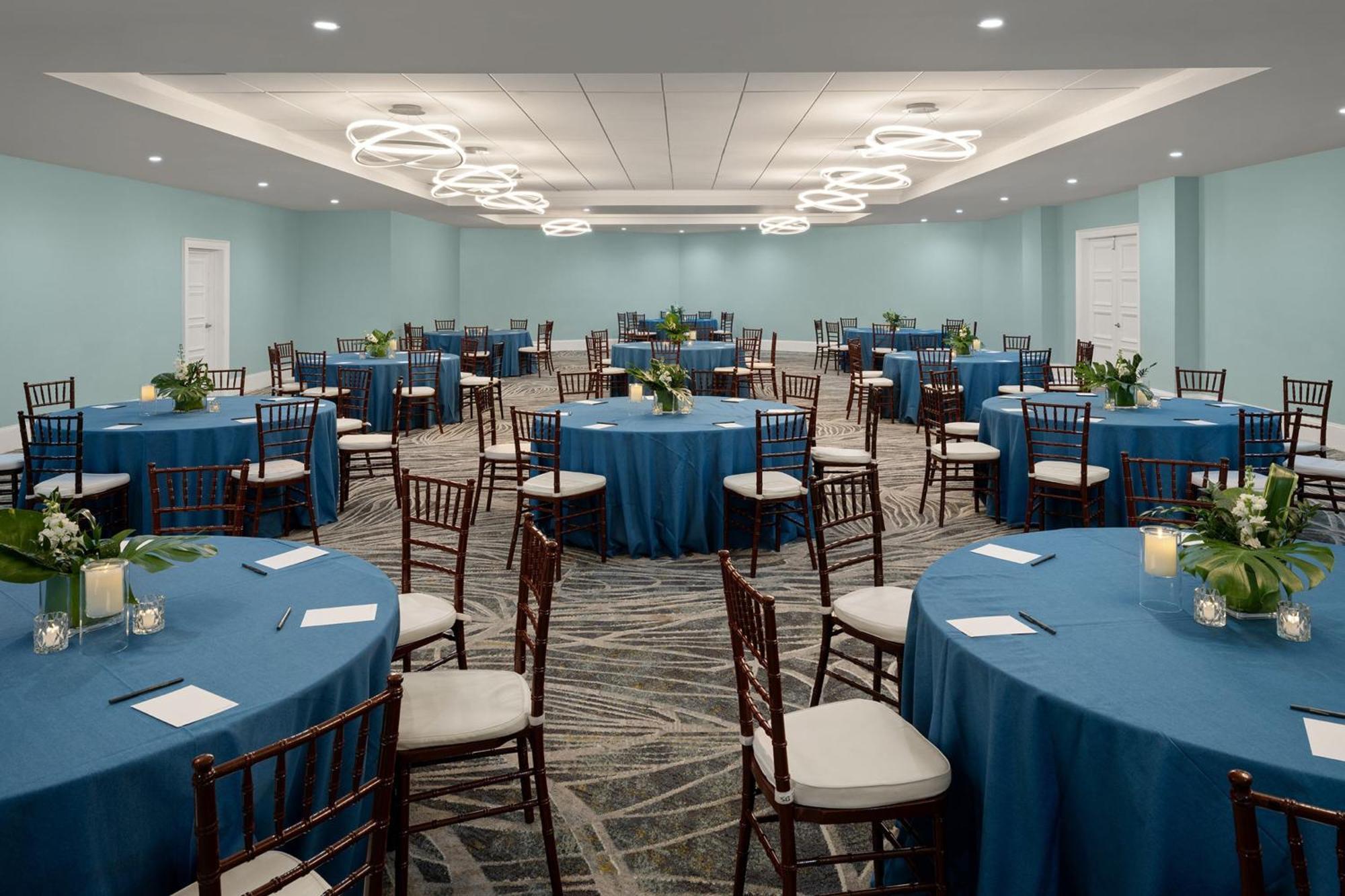 Courtyard By Marriott Nassau Downtown/Junkanoo Beach Exterior photo
