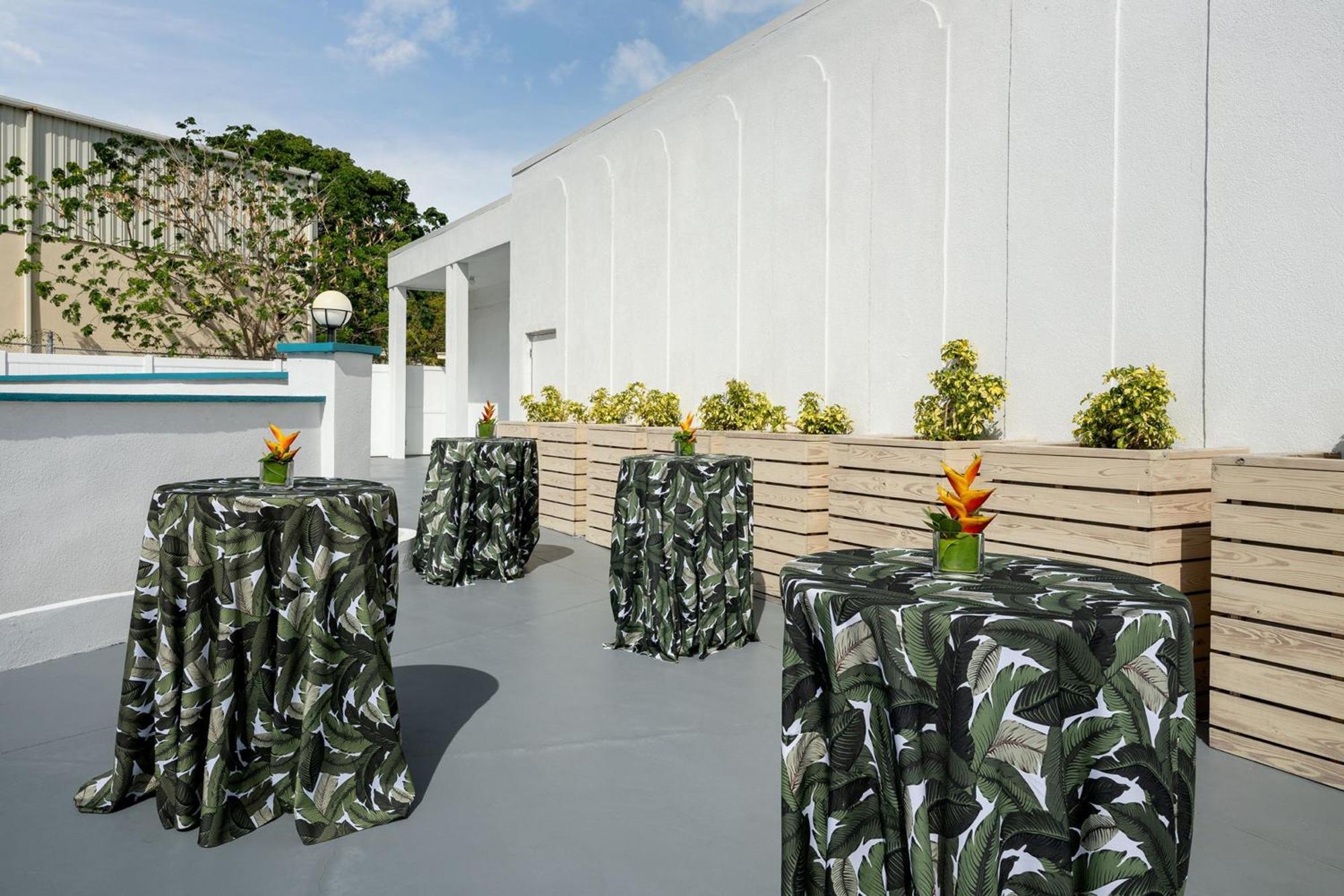 Courtyard By Marriott Nassau Downtown/Junkanoo Beach Exterior photo
