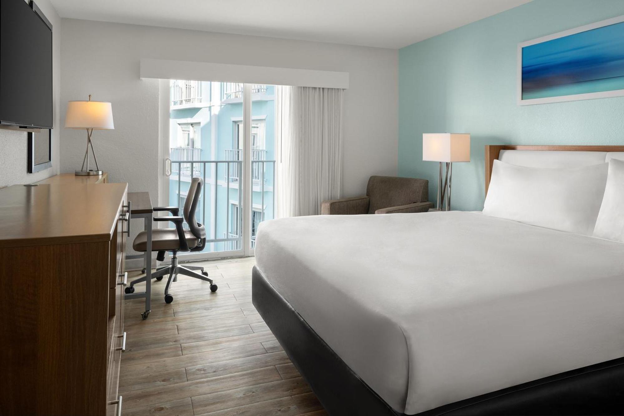 Courtyard By Marriott Nassau Downtown/Junkanoo Beach Exterior photo