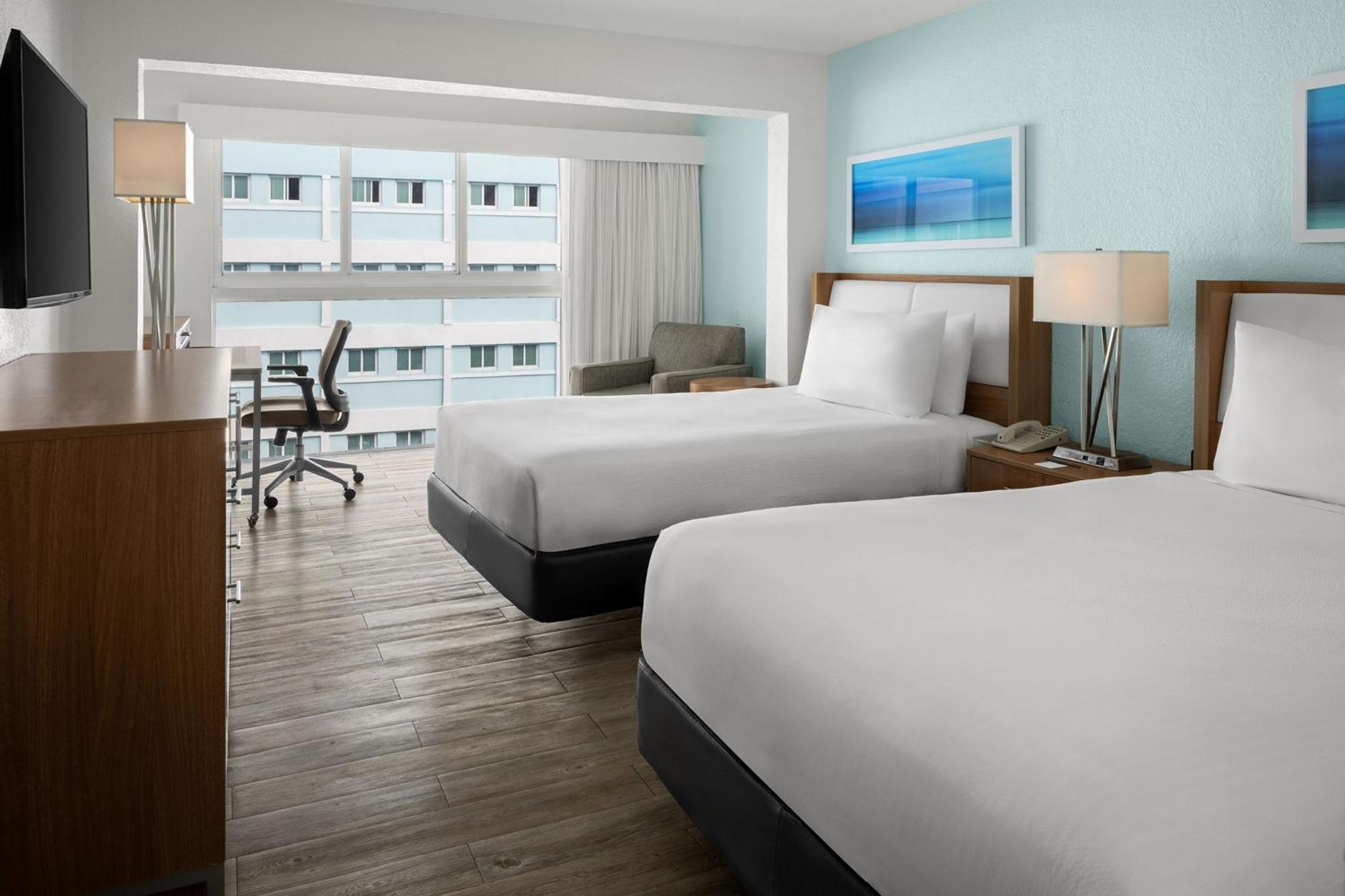 Courtyard By Marriott Nassau Downtown/Junkanoo Beach Exterior photo