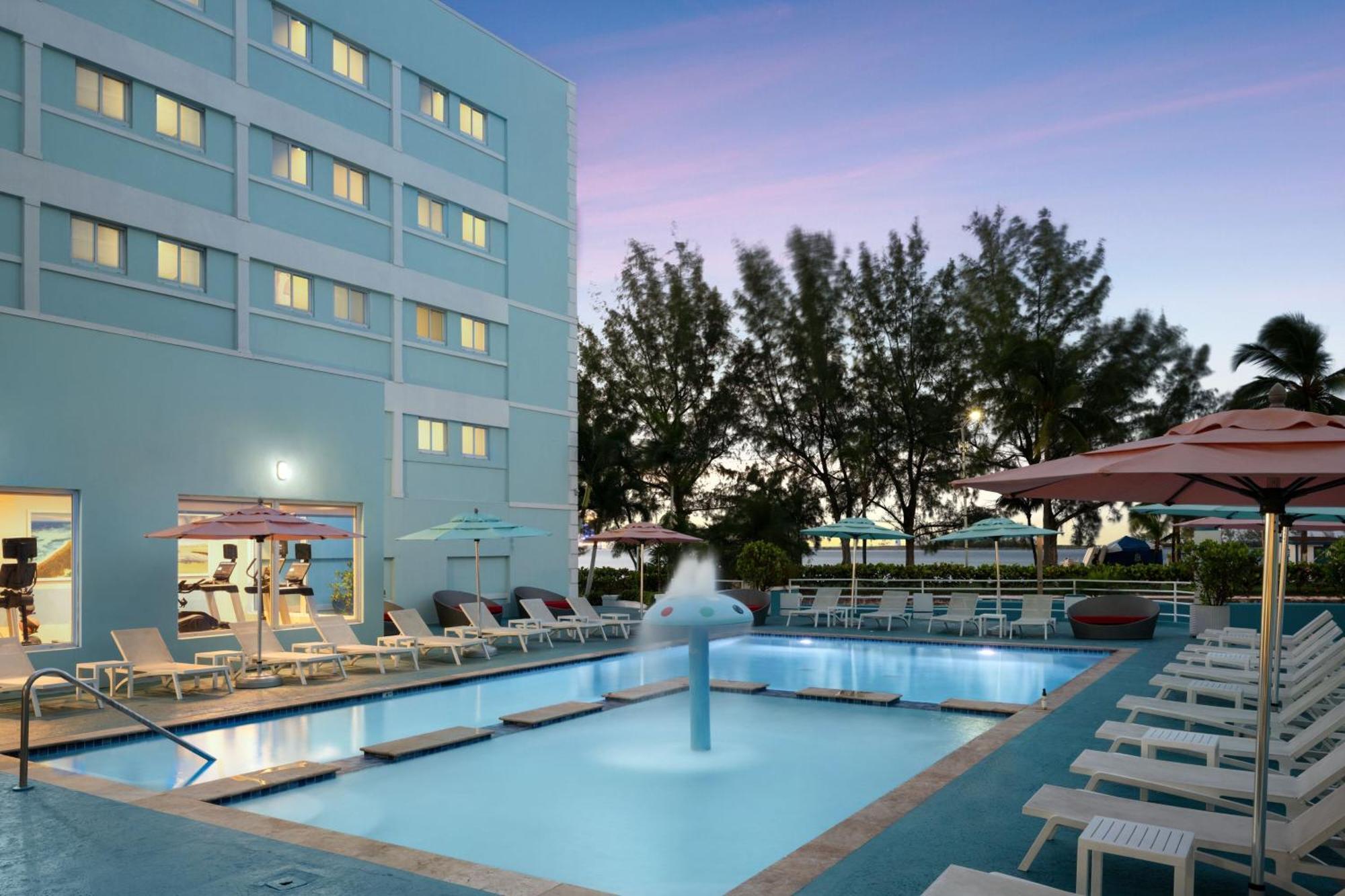 Courtyard By Marriott Nassau Downtown/Junkanoo Beach Exterior photo