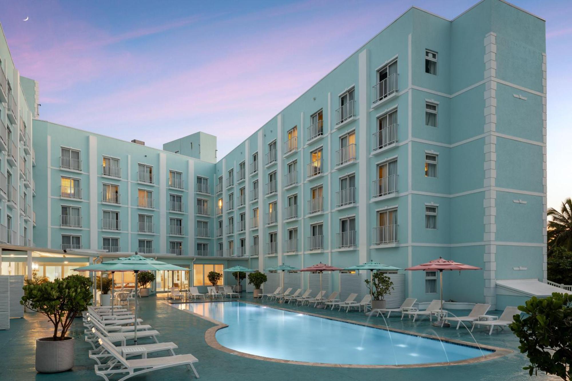 Courtyard By Marriott Nassau Downtown/Junkanoo Beach Exterior photo