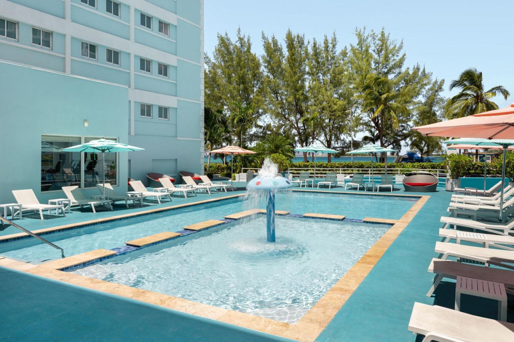 Courtyard By Marriott Nassau Downtown/Junkanoo Beach Exterior photo