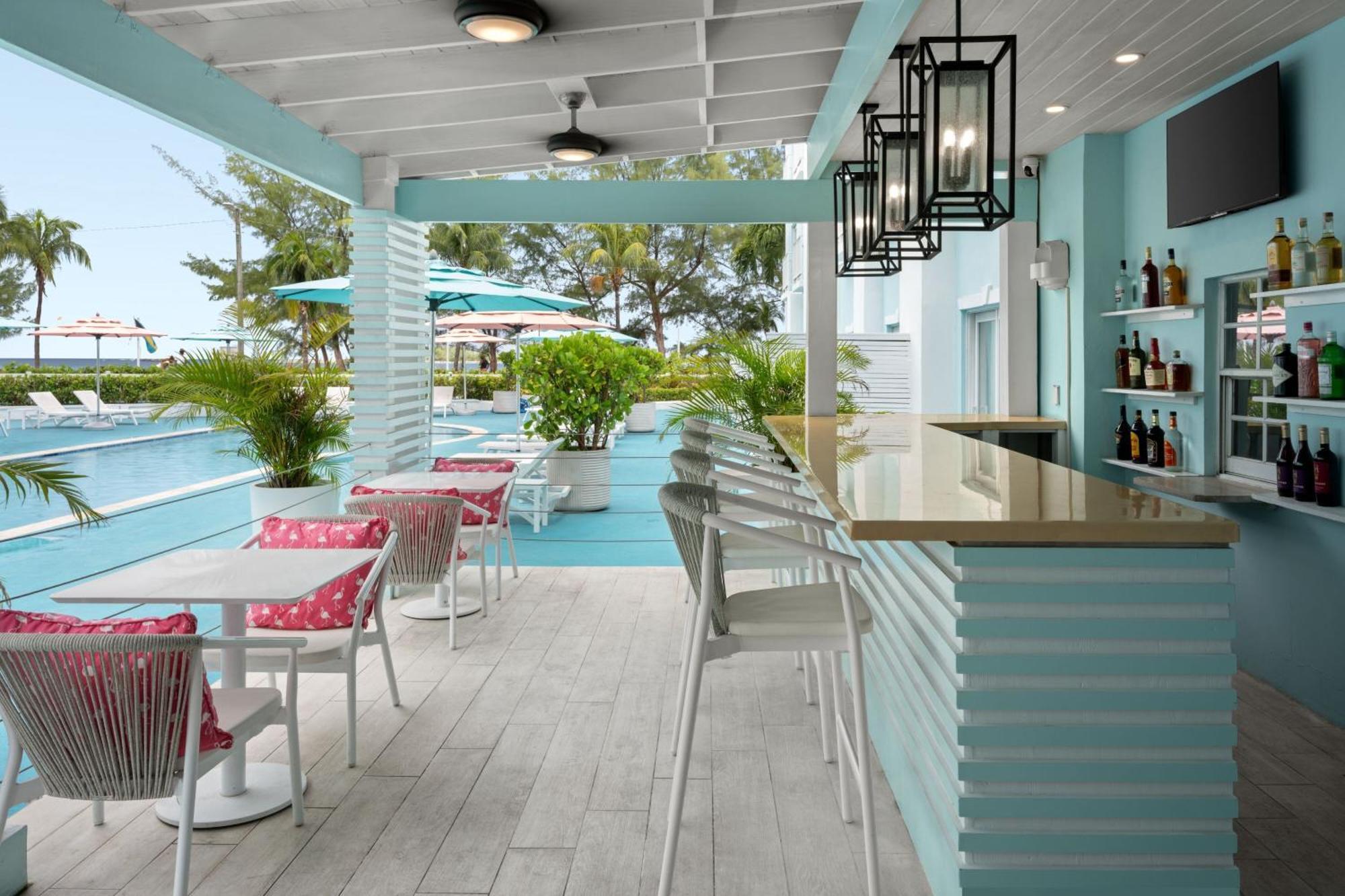 Courtyard By Marriott Nassau Downtown/Junkanoo Beach Exterior photo