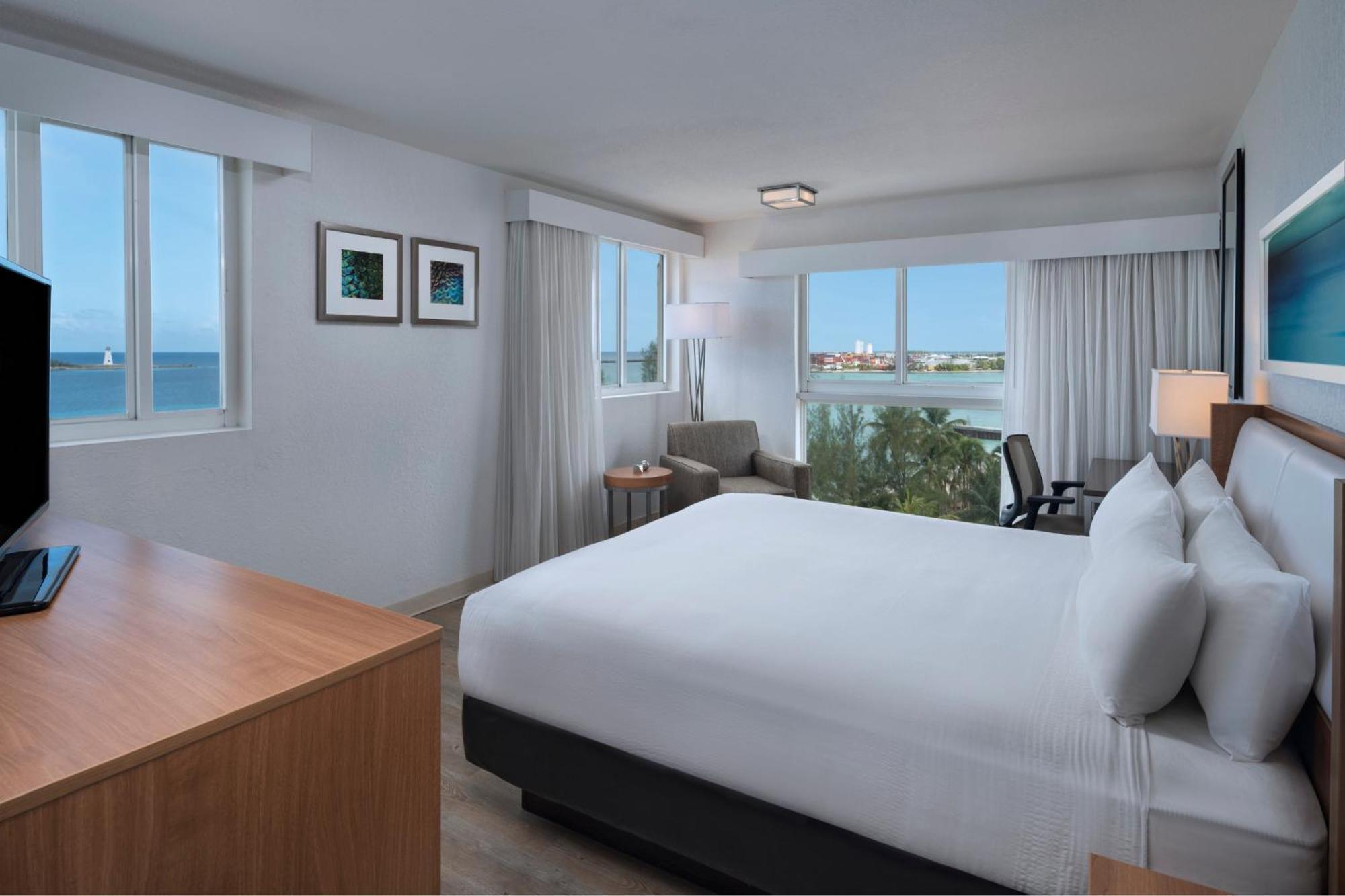 Courtyard By Marriott Nassau Downtown/Junkanoo Beach Exterior photo