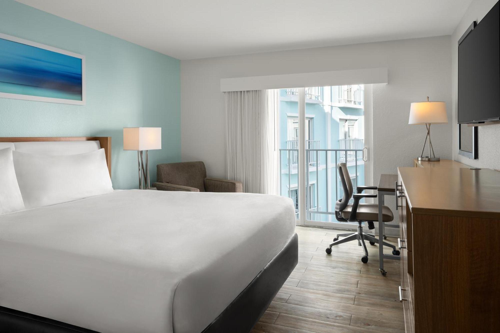 Courtyard By Marriott Nassau Downtown/Junkanoo Beach Exterior photo