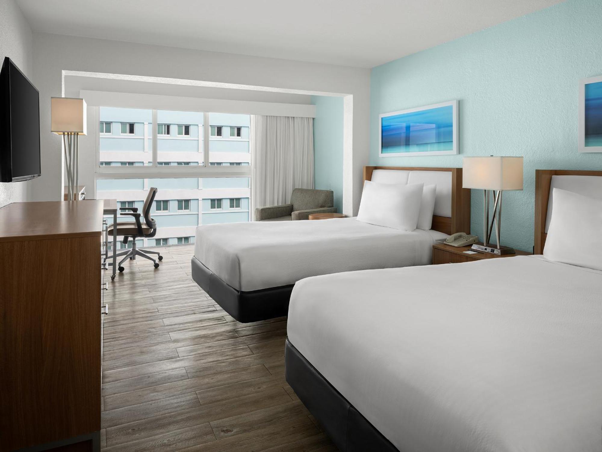 Courtyard By Marriott Nassau Downtown/Junkanoo Beach Exterior photo